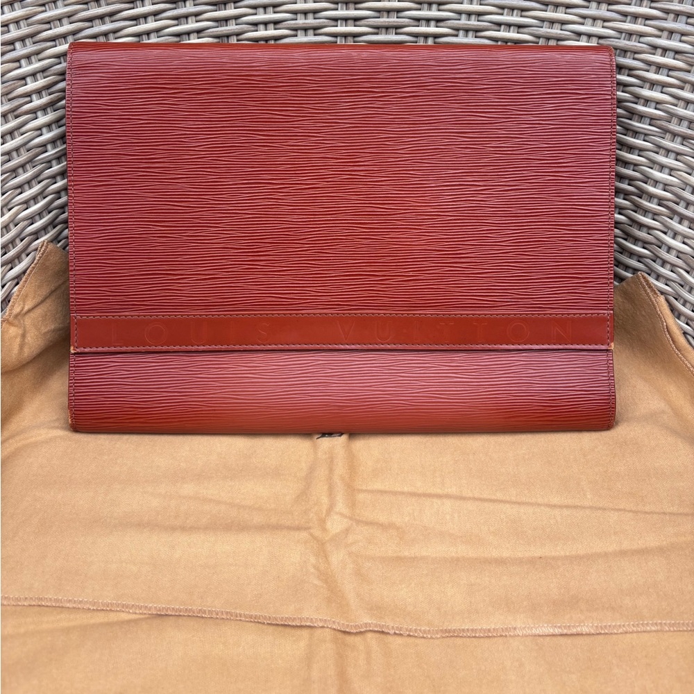 Authentic Louis Vuitton vintage 1990s unisex Brown Epi leather pochette amberop